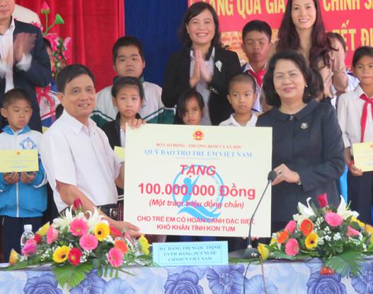 Phó Chủ tịch nước thăm, tặng quà Tết cho đối tượng chính sách, hộ nghèo và trẻ em có HCKK Kon Tum.